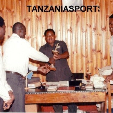 Tukipokea Kombe la wavu la mkoa, miaka hiyo huku afisa michezo wa mkoa wakati huo, Abraham Thawe (RIP) akiangalia